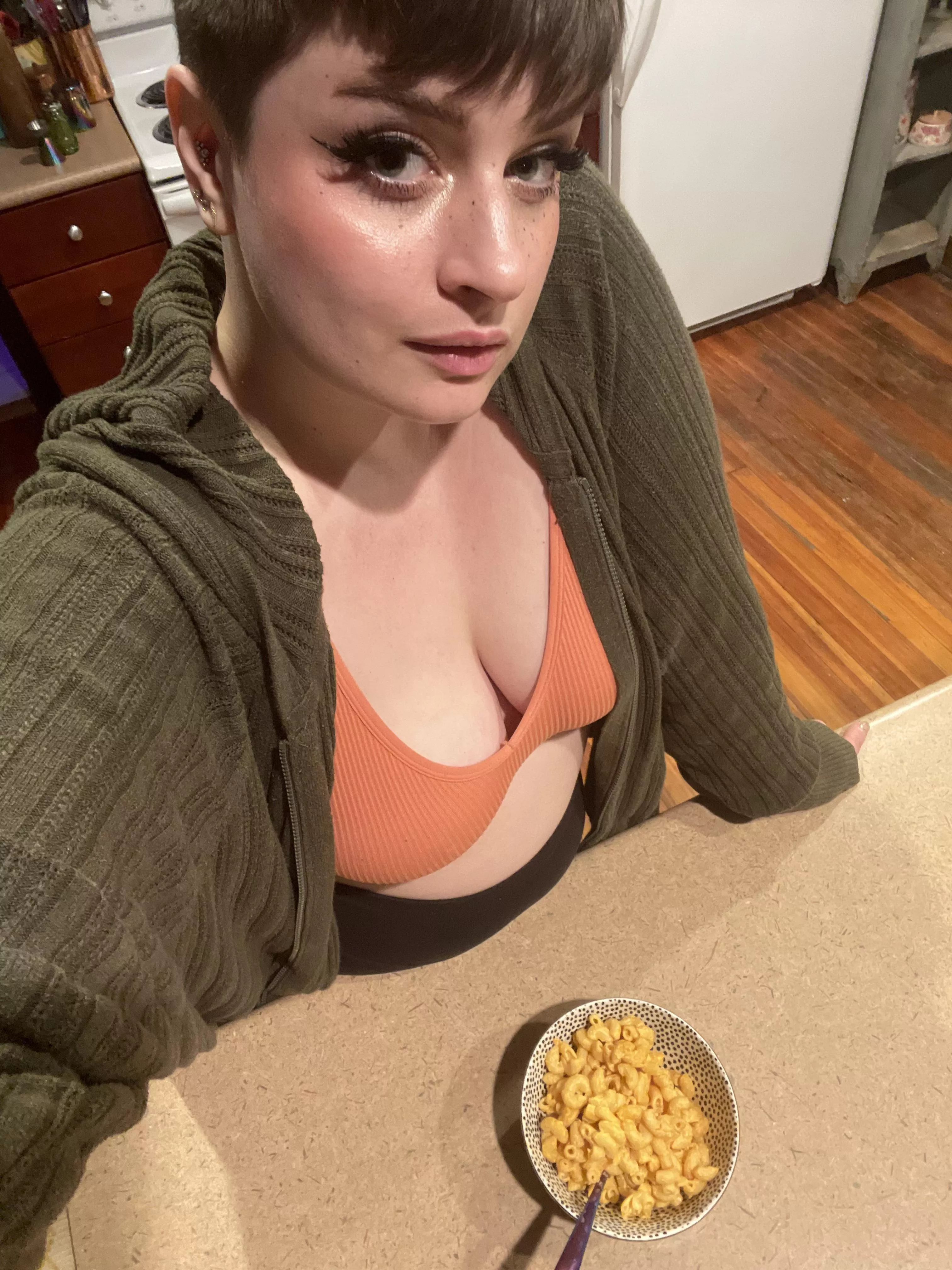 I Made Gouda Mac Cheese And I Have Gorgeous Juicy Tits Who Is Trying