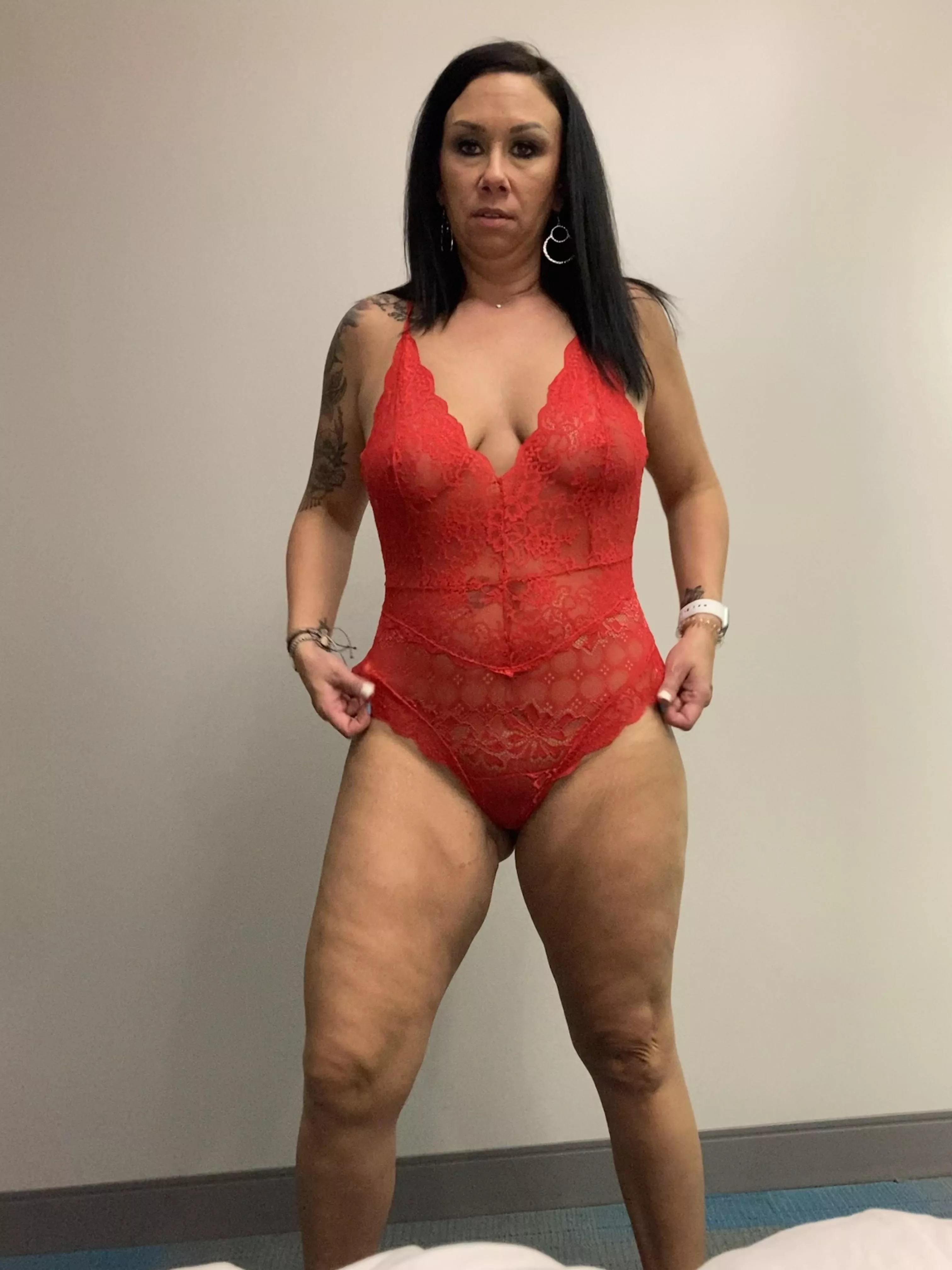 Iâm a real milf with thick thighs mom bod and Iâm built to fuck