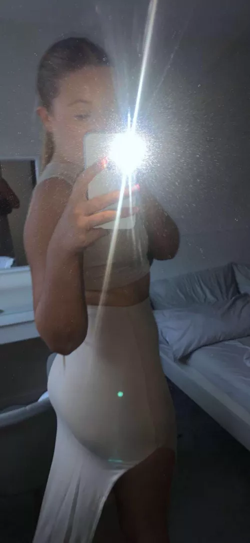 15 upvotes 3 comments and her nudes are posted