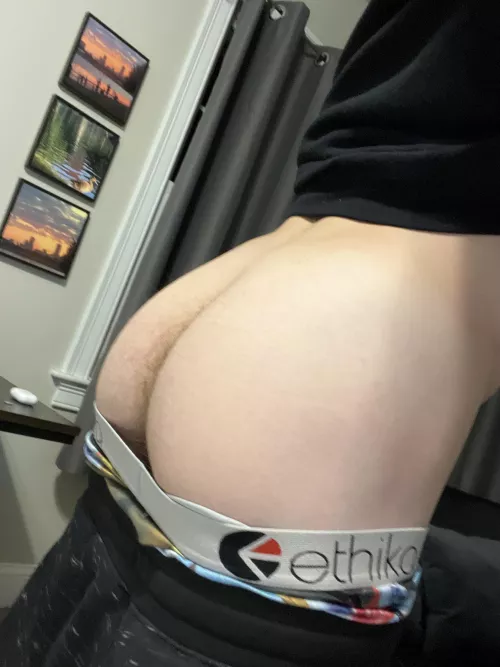 18 and I’m literally so fucking horny send me sum wild shit