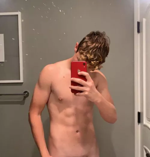 [18] Anyone wanna join me in the shower 😋
