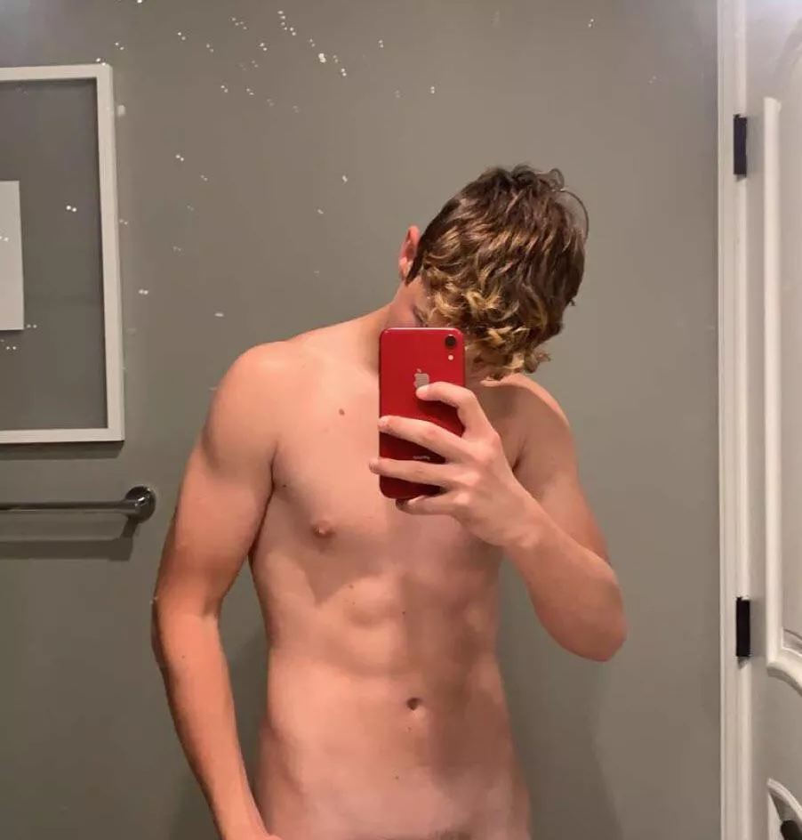 [18] Anyone wanna join me in the shower 😋