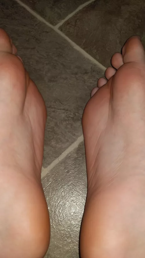 18 looking for a decent sized dick for between my soles, DM me 😉