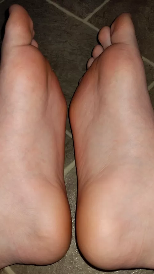 18 looking for a decent sized dick for between my soles, DM me 😉