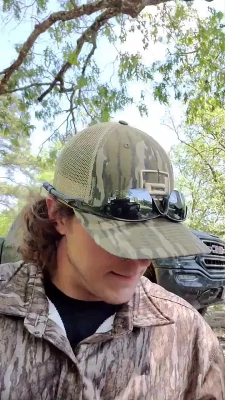 18 M Bi, I just started and don't have a hood so don't mine me. I'm just looking for someone to show me the ropes. DMs are open I don't bite, well not hard.