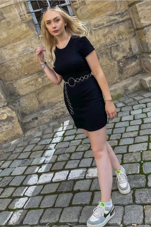 (18) would you jerk off to my nudes, if i would sent u some ?