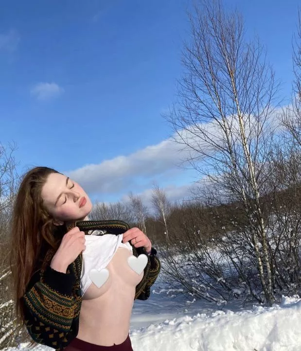 18 years old.I create beautiful photos, I’m always happy to chat with you.Waiting for you ❤️🥰