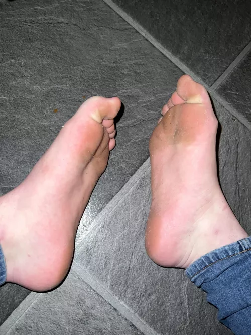 18Yo feet. Dm me! ;)