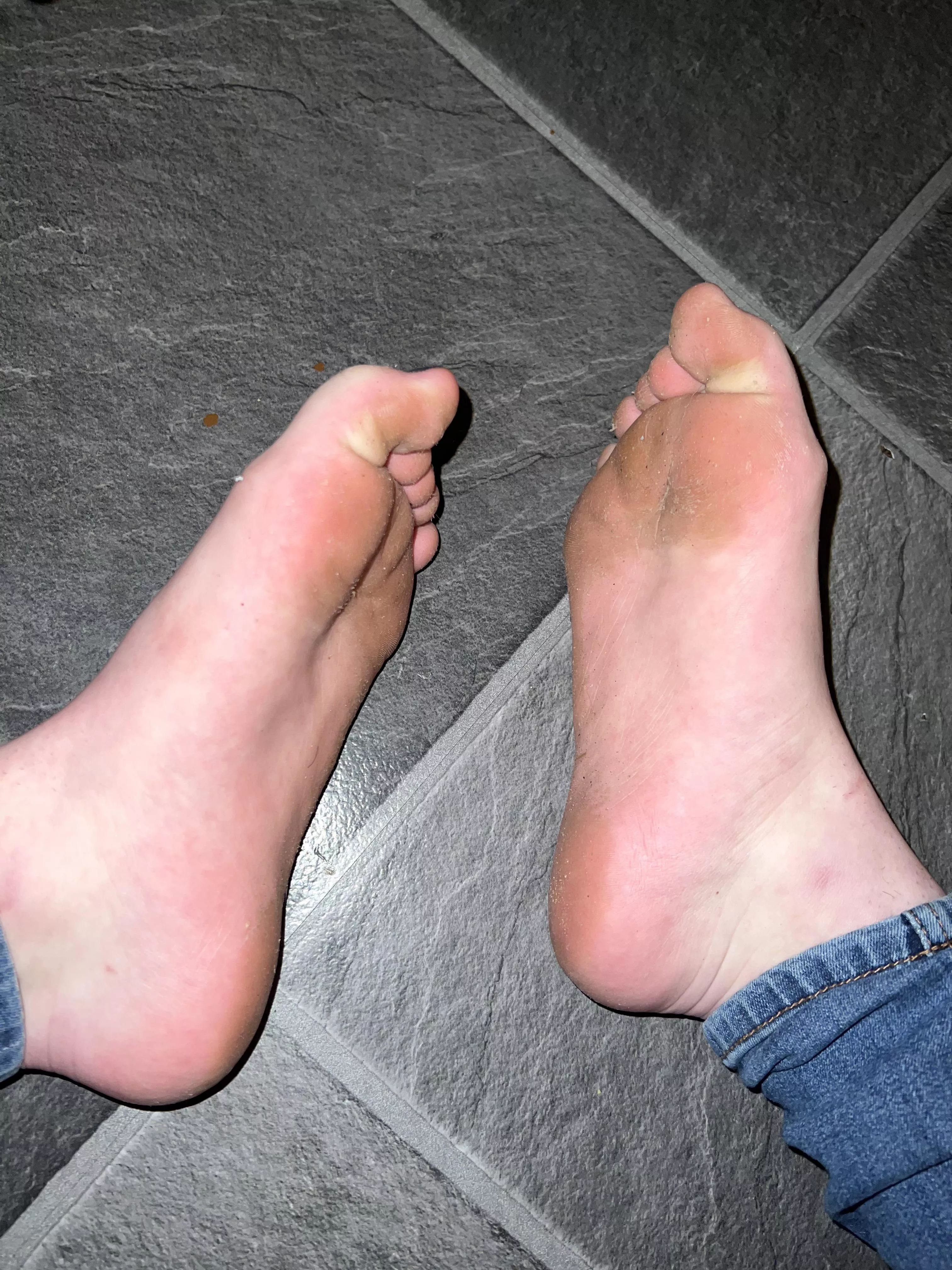 18Yo feet. Dm me! ;)