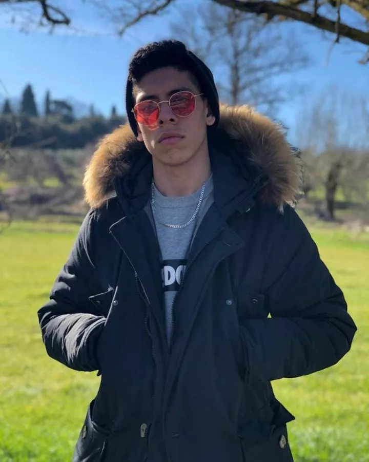 18yo football boy with a 19yo girl sleeping over. Sending live snaps of her bouncing on my cock this night and next days. Message us only if you you're interested to watch the show for some $$$ SNAP: shawn8633