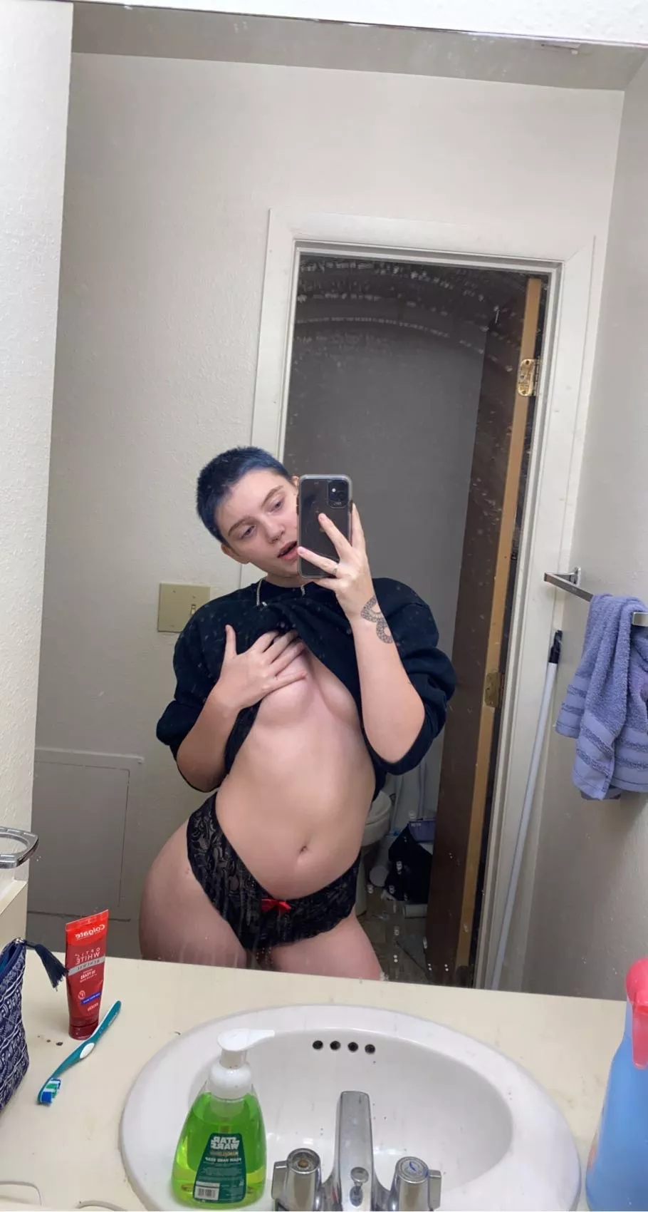 18yo Short Haired Girl