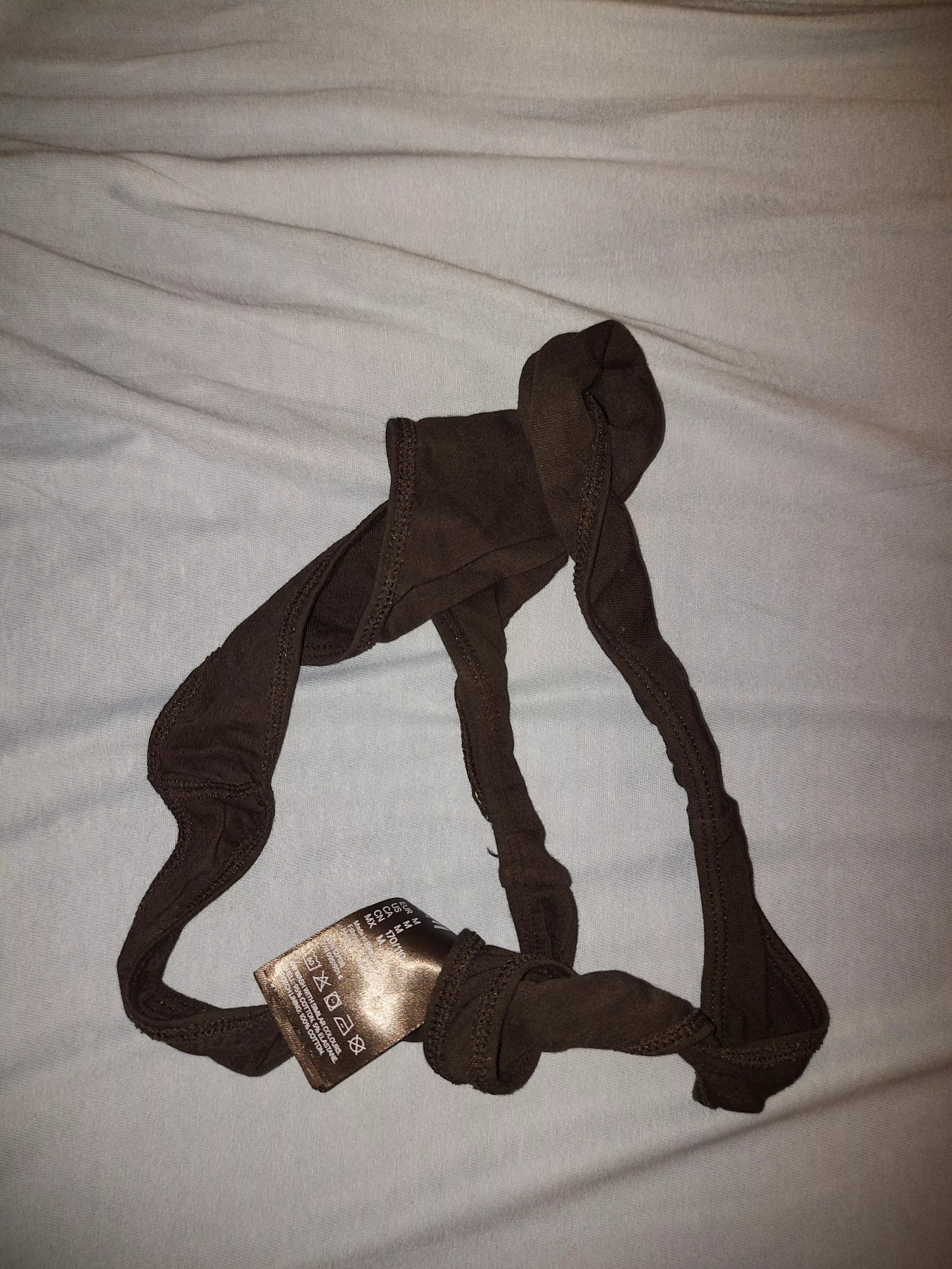 19 yo Sisters Thong,it smells soooo good? dm if you want to chat,and upvote if you like her thong.also leave a nice comment ;)