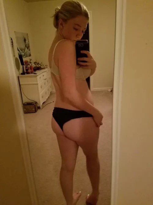 19F do smaller girls turn you on? π