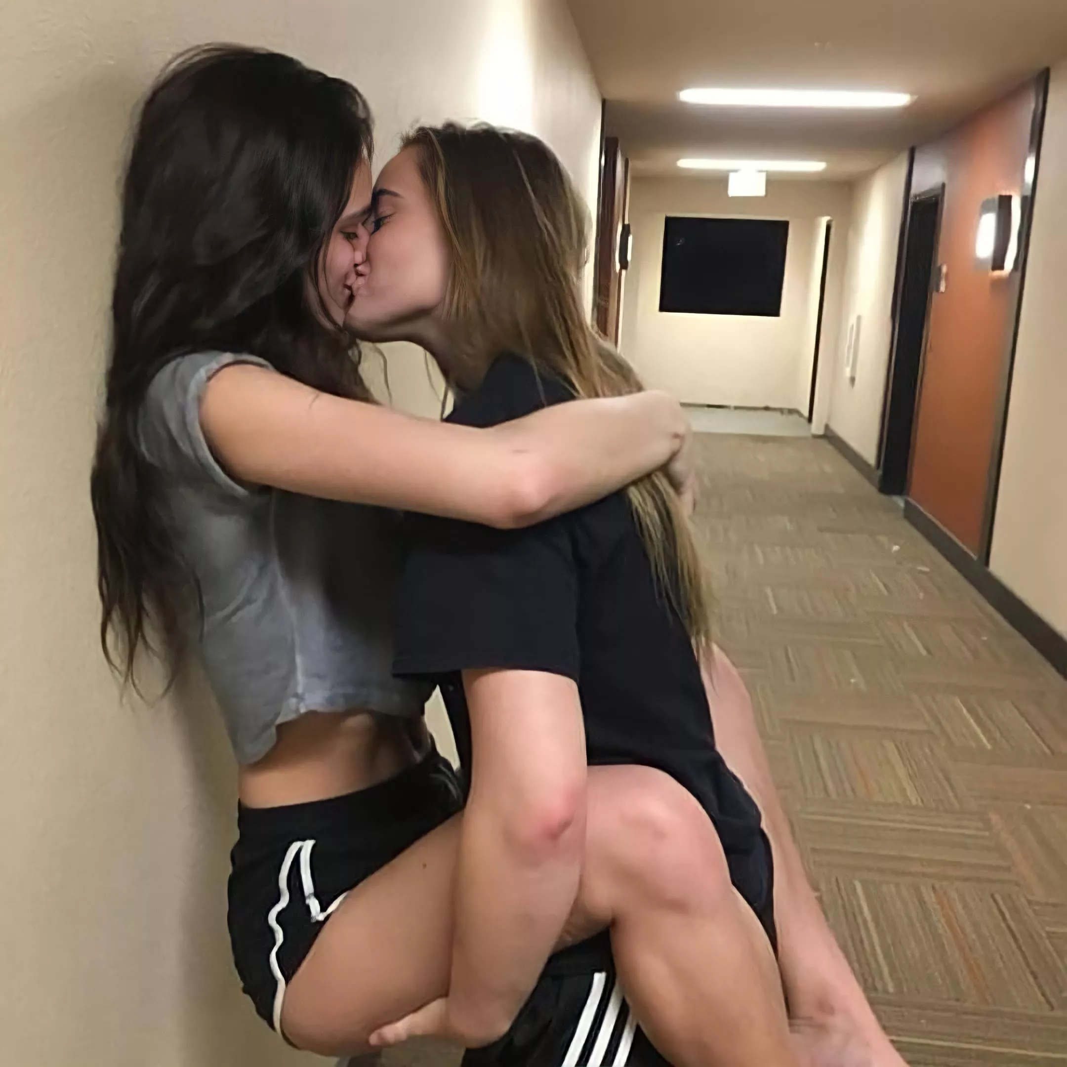 Kissing Girls Porno