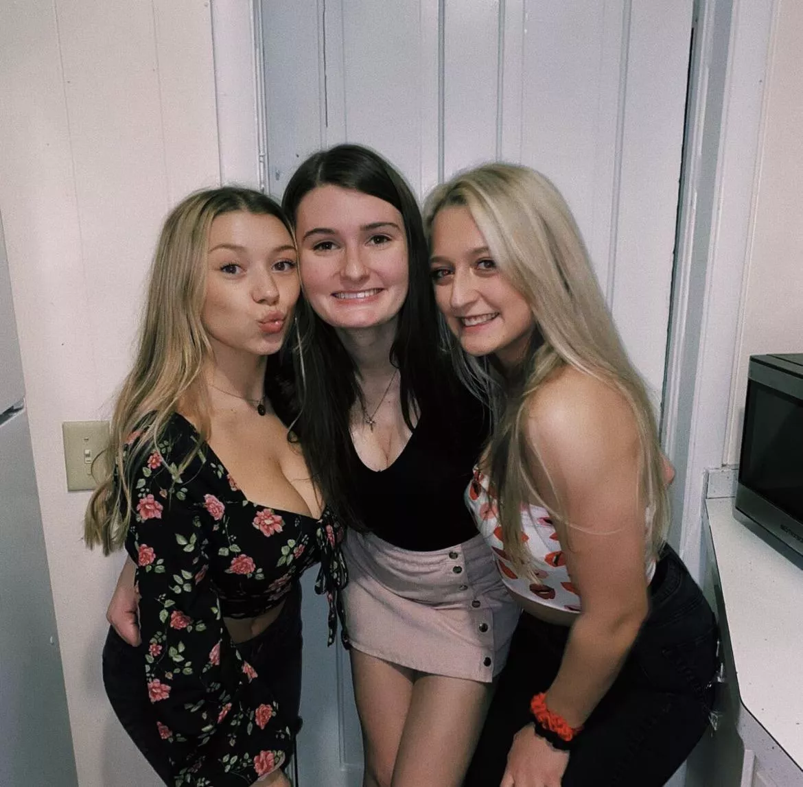 2 Blondes 1 Brunette 2 Blondes 1 Brunette