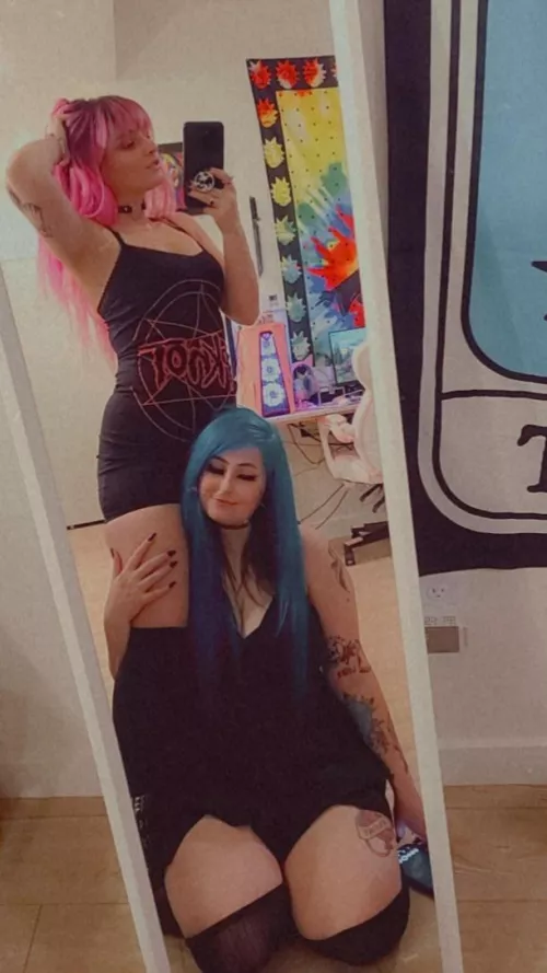 2 emo girls at once? could you handle it😏 G/G B/G SOLO B/G/G 🖤 Link in comments