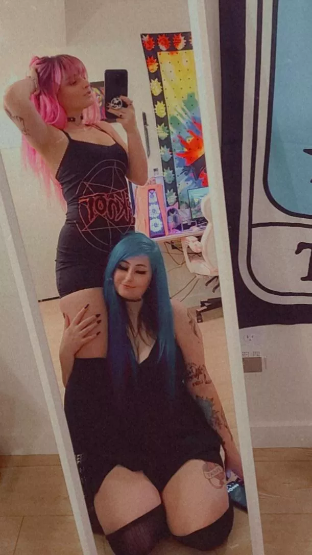 2 emo girls at once? could you handle it😏 G/G B/G SOLO B/G/G 🖤 Link in comments