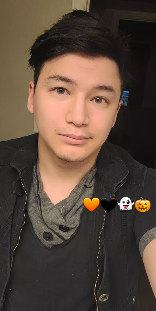 2 more days to go till the weekend, sleep in and play don't starve together 🎃👻🧡🖤