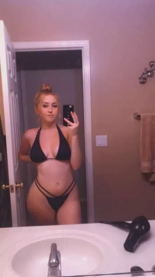 20[F] Hit the up arrow for a surprise in your DMs! I am one of the girls that actually sends [Snp: mialajks ]