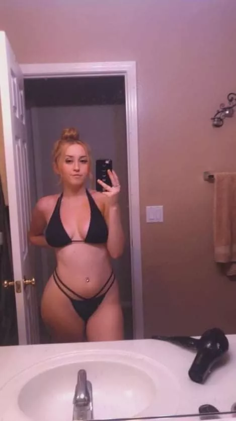 20[F] Hit the up arrow for a surprise in your DMs! I am one of the girls that actually sends [Snp: mialajks ]