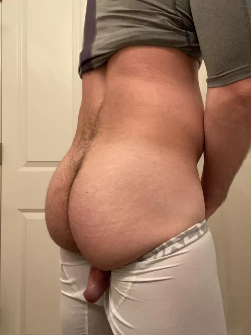 20M First time trying more of a side shot. up for suggestions of poses👇🏼