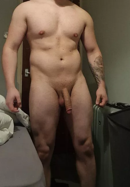 21 m uk hung wanna compare against hung guys sna....p longdickstyl99