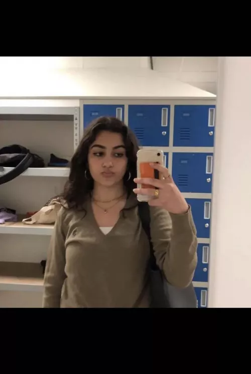 21[f4m] who wanna talkk with mee….