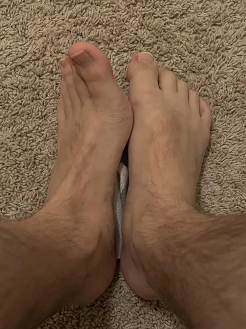 (21M) I’ll make you feel right at home under these young fit college feet, bro… just kneel down and say ‘please’ 😜