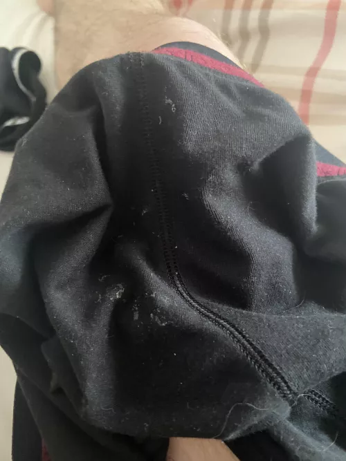 22 [m] bottom, found little cumstains on my friends boxers. The smell made me so horny 🤤