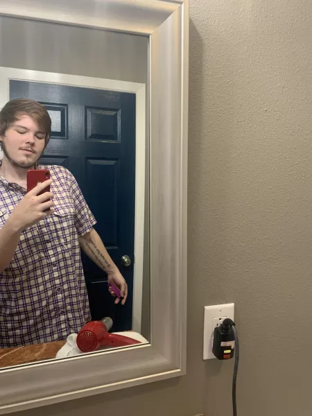 22 M seeing if any girl would want to even see my cock 😏 lmk in the comments or message me.