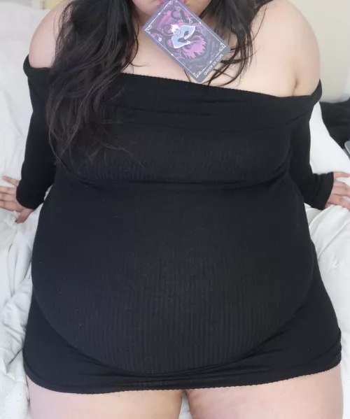 (22F) Here’s your tarot reading~ Queen of cups is gentle emotions, gentle women in your life! Appreciate one in your life today! 🤗💛