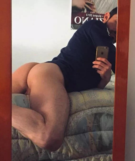 23 kinda horny... I need a good top