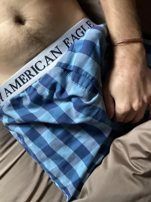 (23 M straight) posing in the 🦅 chat is open