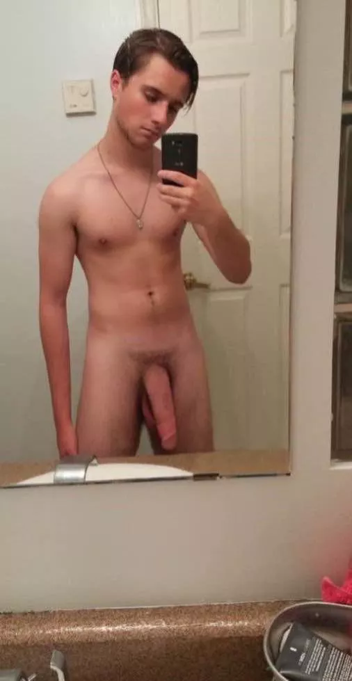 23 year old white hung stud from windsor Ontario here, I’m very athletic and fit as well as bi with a BWC! 8.93 inches hard