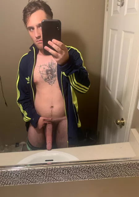 23 year old white hung stud from windsor Ontario here, Iβm very athletic and fit as well as have a BWC!