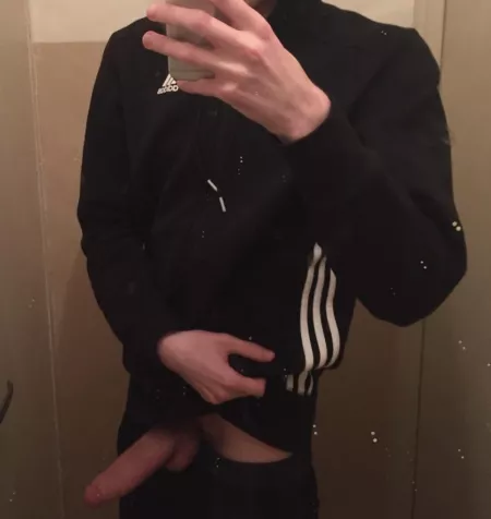 24 dutch with a fit boyfriend. Looking for fit guys to have fun. Dm if you are interested