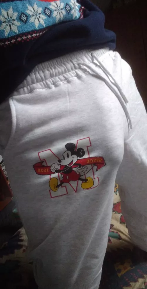 [27] Thinking I should buy more white sweats 😏🍆