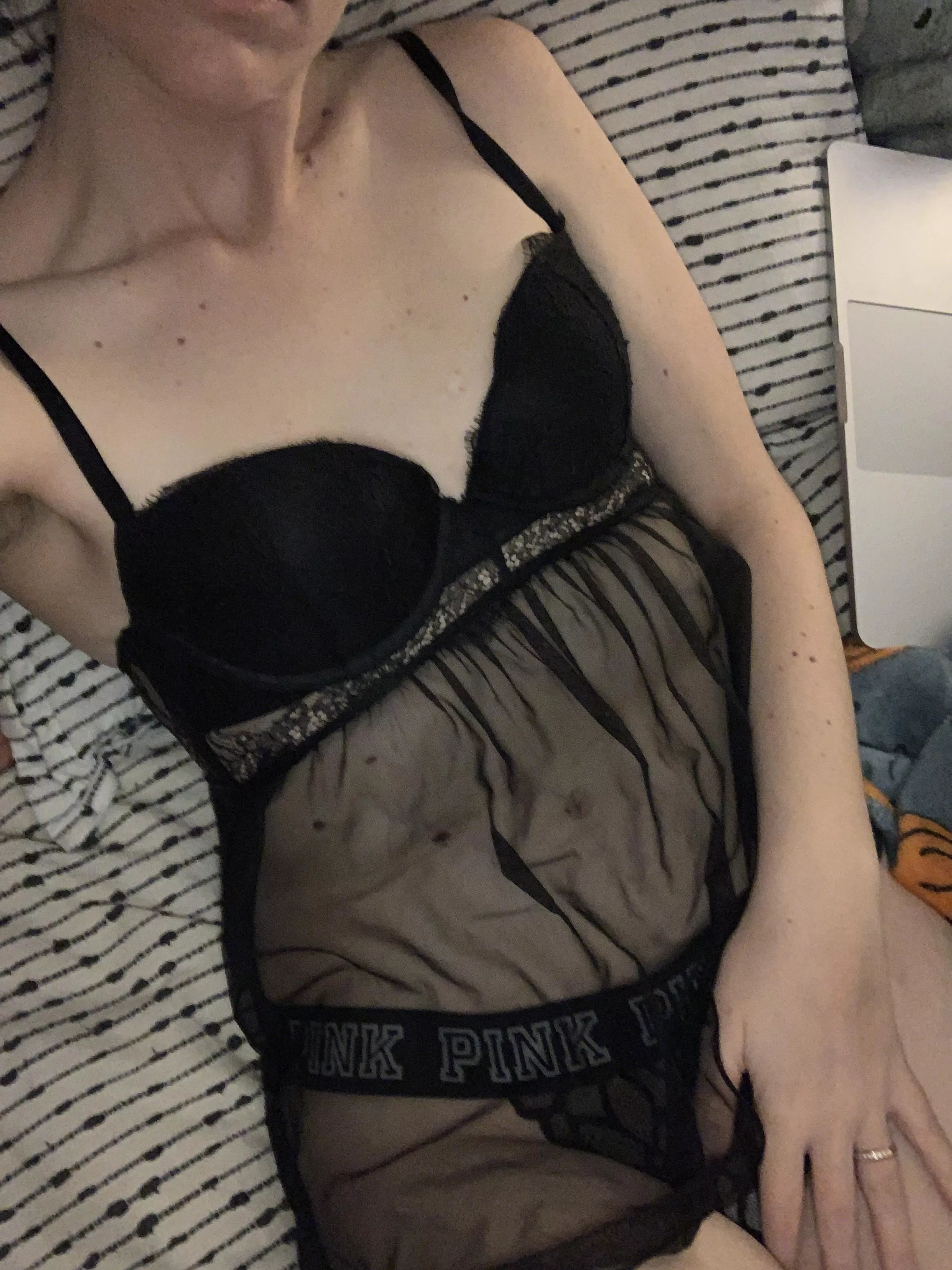 27(f) Husband’s not home and I’m watching TV. Anyone down to chill??