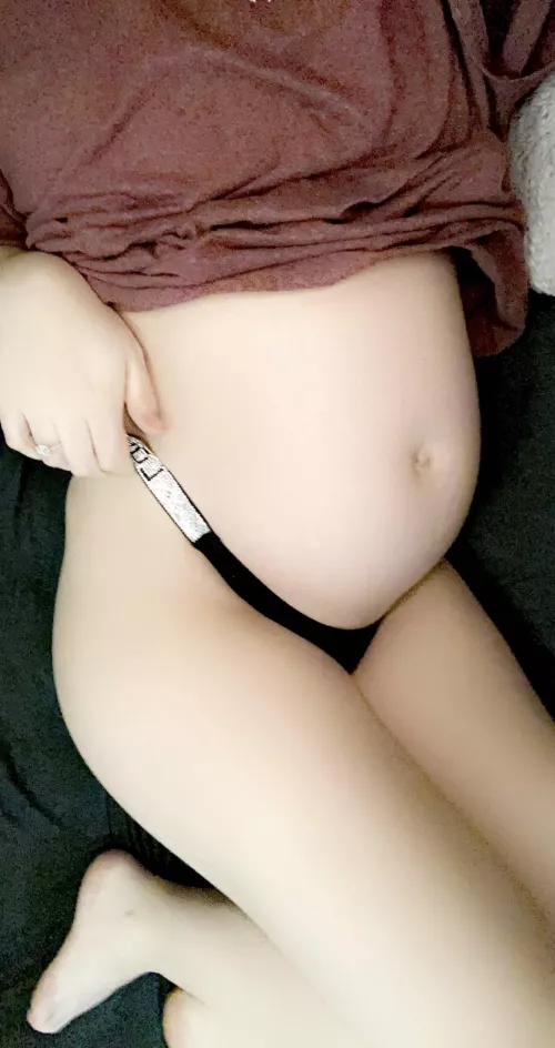 28 weeks and I think I still look alright (; 28 weeks and I think I still look alright (;