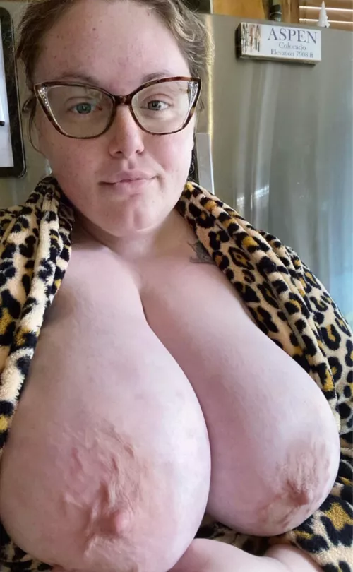 28f 220lbs 5’8 I usually don’t let my boobs hang. Makes me self conscious