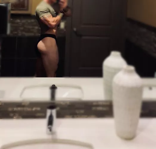 29 M. Let's squat then fuck π