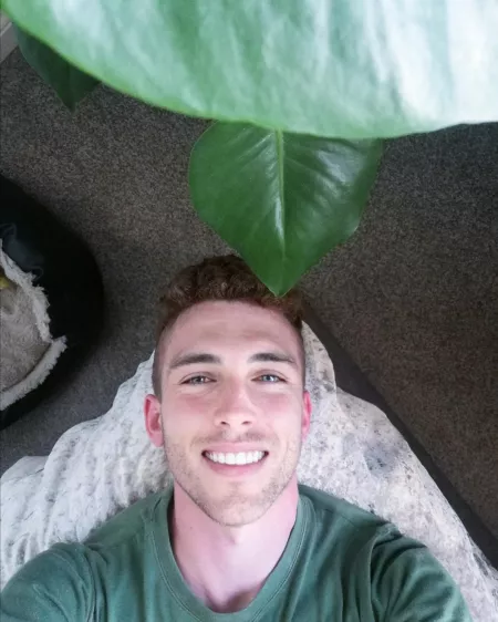 3 things I love: plants, dog and bed 🌱🐶🛏️