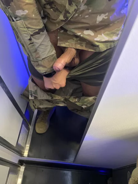 30. Anyone else get hard on flights? Dm me 😈 30. Anyone else get hard on flights? Dm me 😈