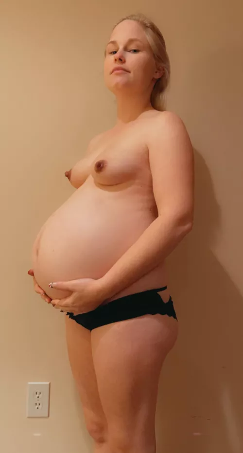 30 weeks pregnant Iβm loving how my body is transforming.