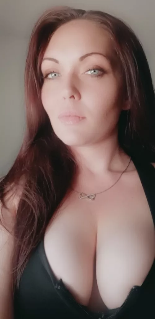 30 years old, mom of 3. Im married too, but I can keep a secret if you want me to be your secret 😏😘