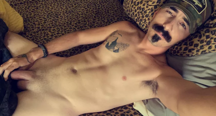 (32) Shit hasnโt been great recently. Could use a reason to smile!