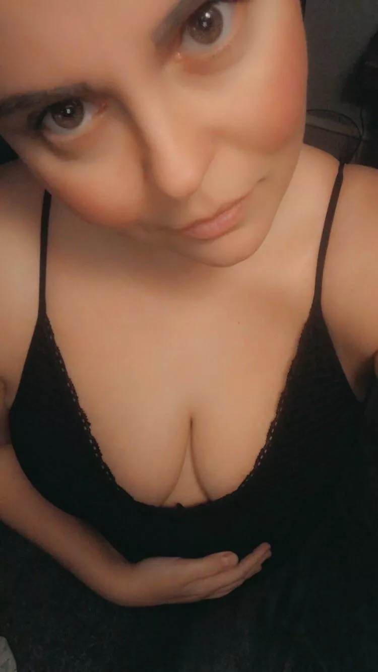 33 year old milf (2 kids)