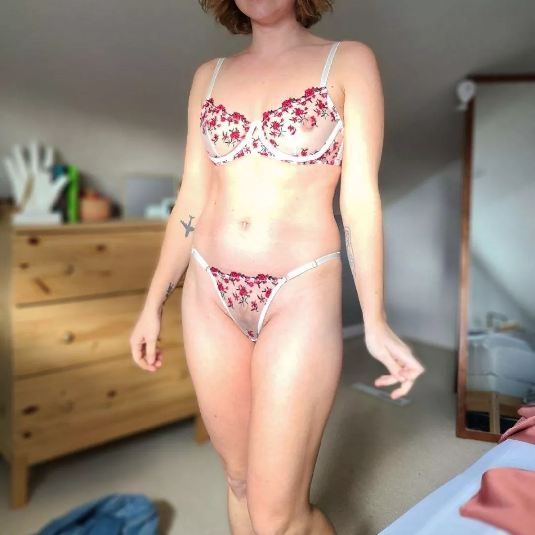 34, Mom of 2. Decided she wants to start sharing her body with the world. If you enjoy, there's more to come! 34, Mom of 2. Decided she wants to start sharing her body with the world. If you enjoy, there's more to come!