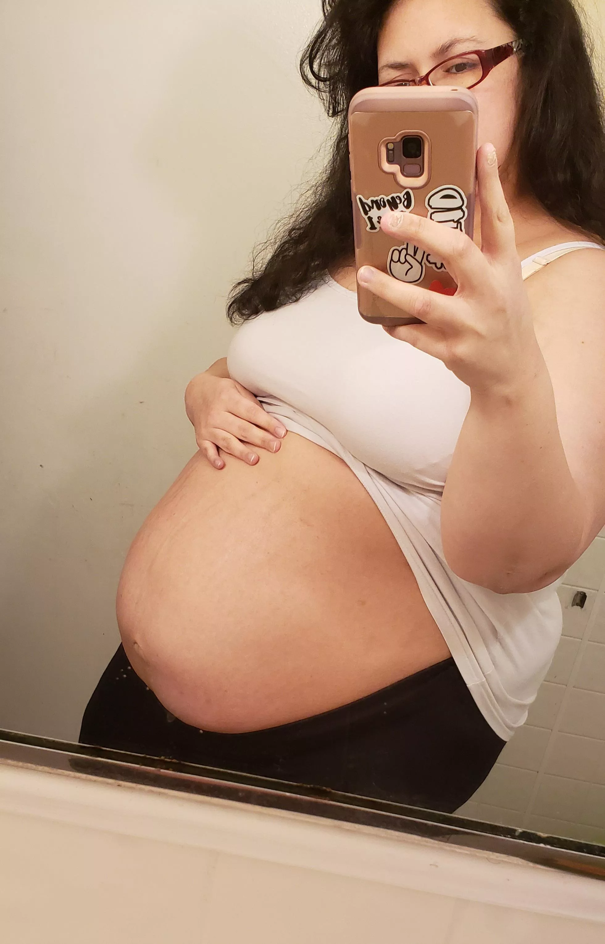 34 weeks 😍 34 weeks 😍