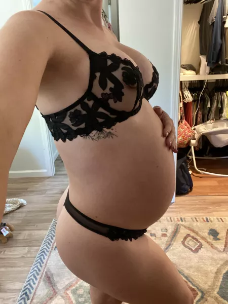34 weeks as of tomorrow! Can someone rub some lotion on my belly for me ? 34 weeks as of tomorrow! Can someone rub some lotion on my belly for me ?